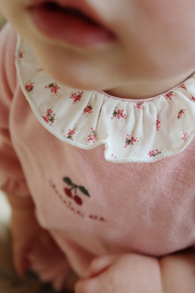 MIFFA FRILL ONESIE GOTS-MELLOW ROSE