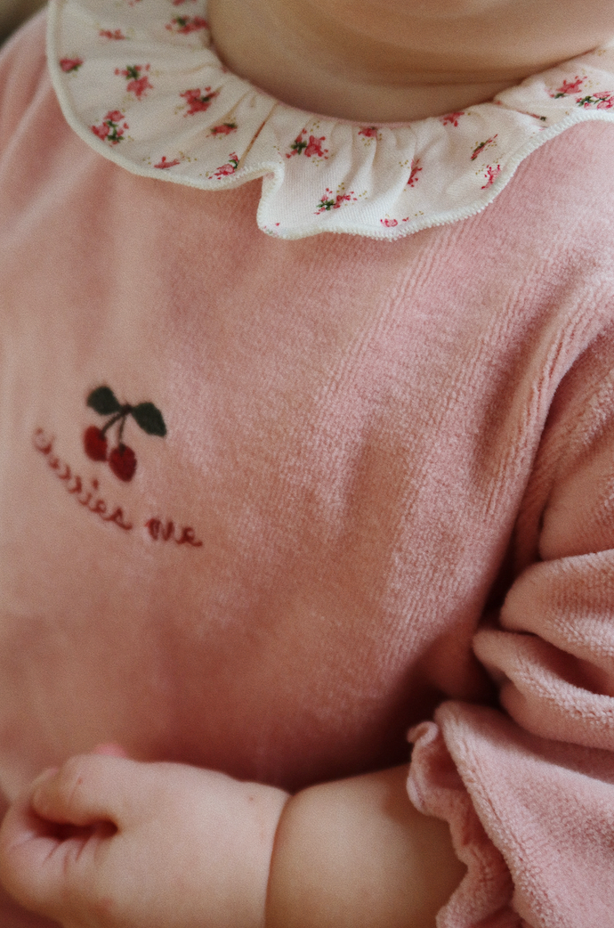 MIFFA FRILL ONESIE GOTS-MELLOW ROSE